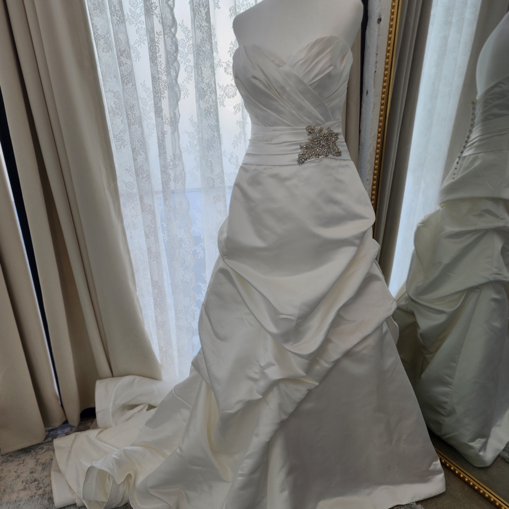 Elegant White Wedding Dress